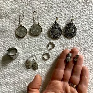 Lot of miscellaneous jewelry